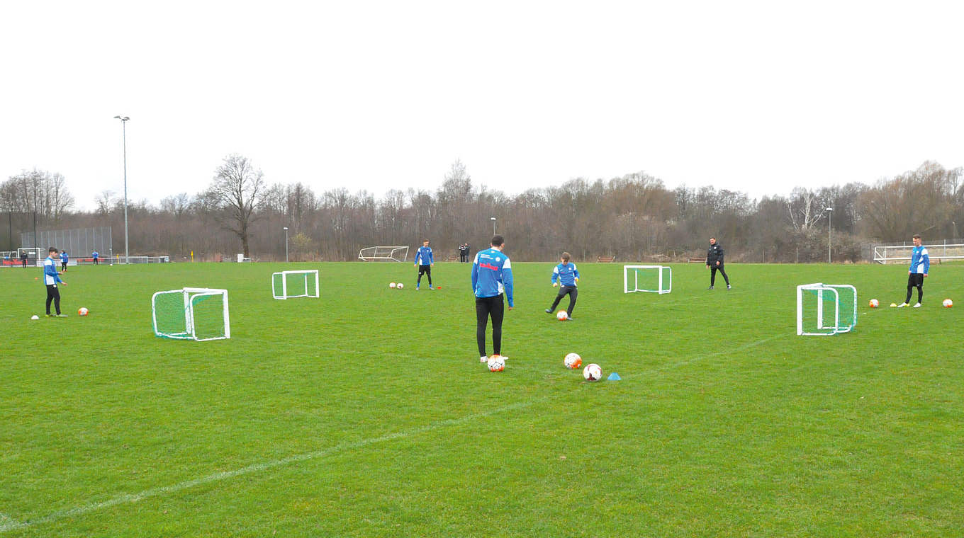 Der "Footbonaut" ist Luxus - mit einfacheren Mitteln geht's aber auch gut im Training © DFB