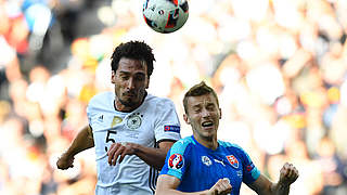 Hat das Kopfballspiel fast perfektioniert: der deutsche Weltmeister Mats Hummels (l.) © JOE KLAMAR/AFP/Getty Images