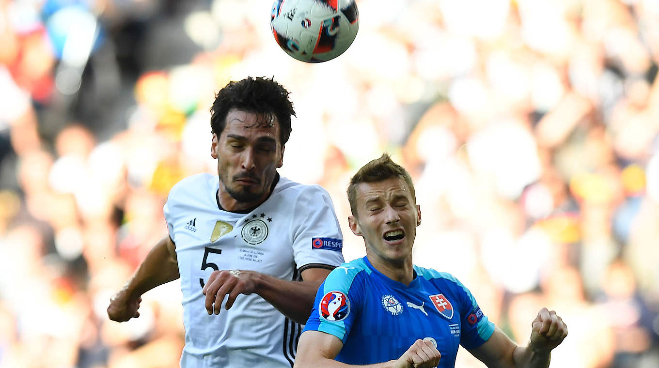 Hat das Kopfballspiel fast perfektioniert: der deutsche Weltmeister Mats Hummels (l.) © JOE KLAMAR/AFP/Getty Images