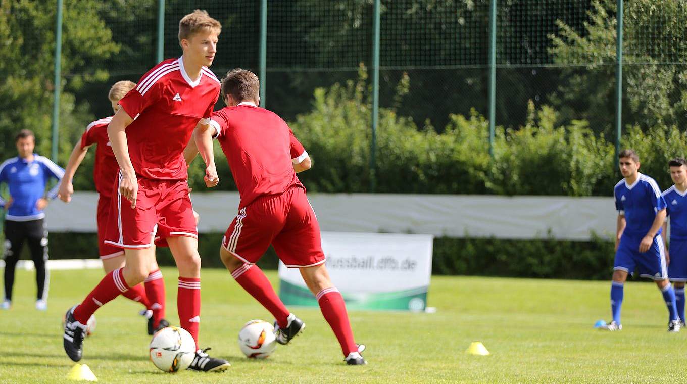 Auch in den Sommerferien am Ball bleiben: "Mein Fußball" hat die passenden Übungen © philippka