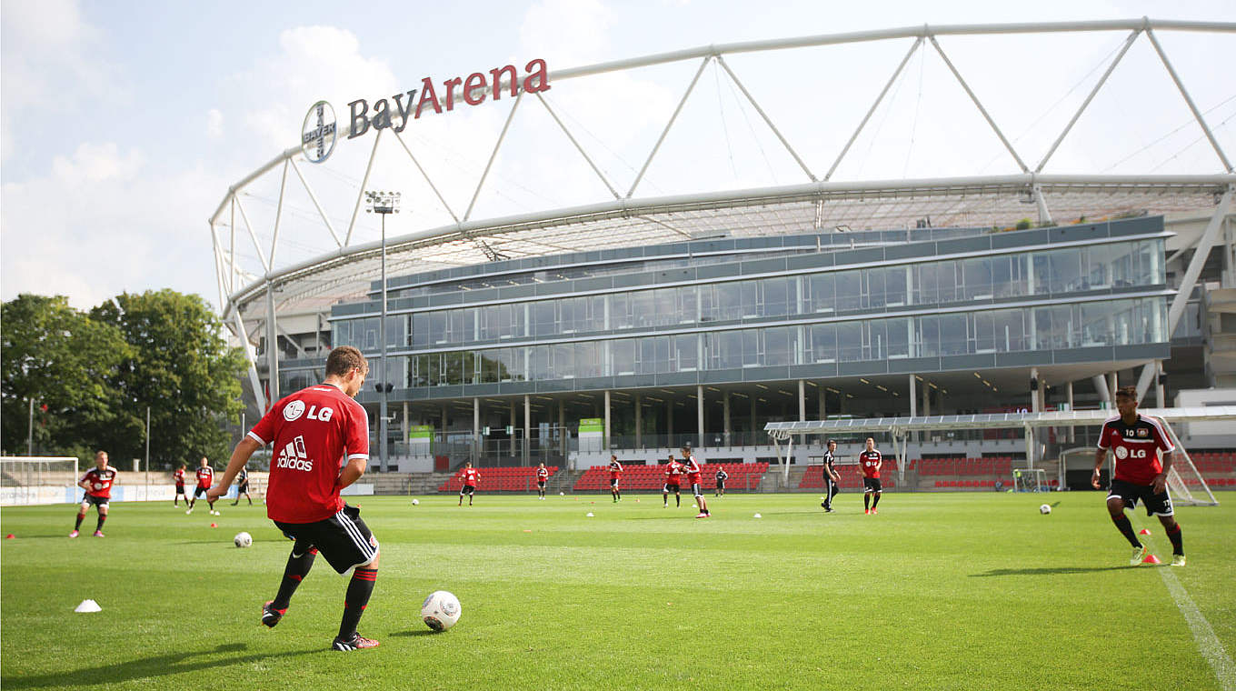 Passübungen im Schatten der BayArena! © Klaus Schwarten