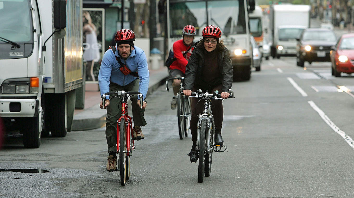 Öfter mal das Auto stehen lassen und das Rad nutzen fördert die Gesundheit! © 2006 Getty Images