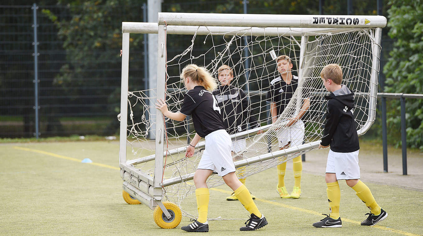 Tore tragen sich nicht von alleine! Pack mit an, und das Training kann beginnen. © Conny Kurth