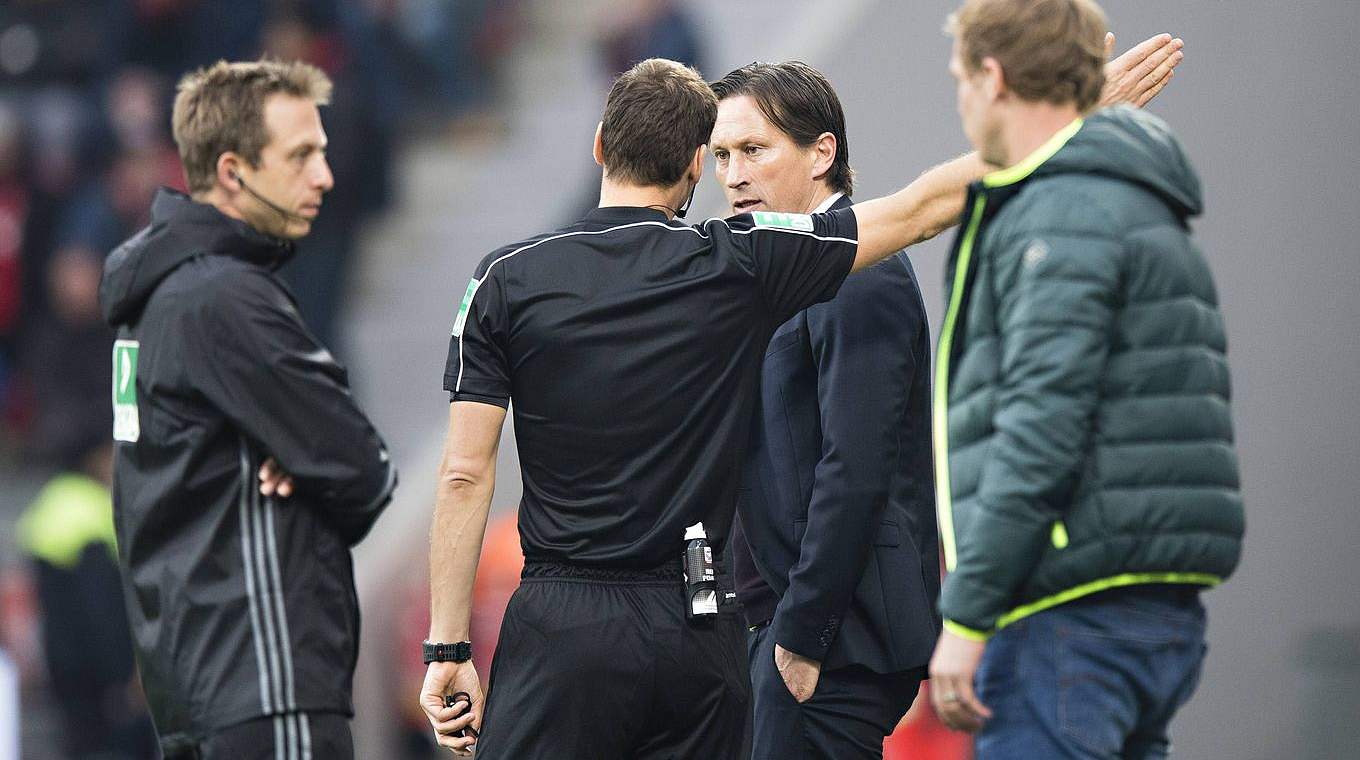 Geraten Trainer an der Seitenlinie aneinander, muss der Schiedsrichter eingreifen. © imago