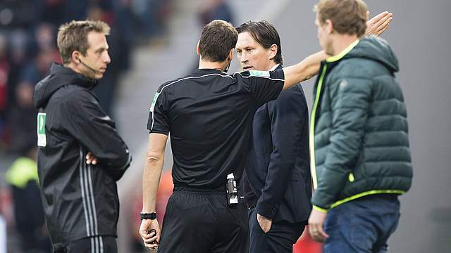 Geraten Trainer an der Seitenlinie aneinander, muss der Schiedsrichter eingreifen. © imago