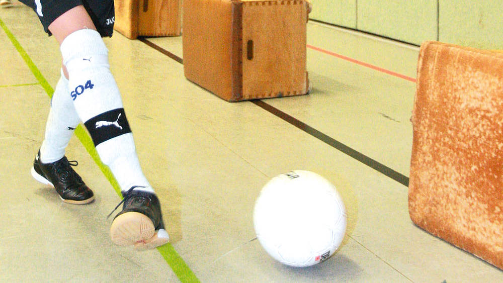 Für das Training mit dem zurückprallenden Ball sind auch Kästen sehr gut geeignet. © Axel Heimken