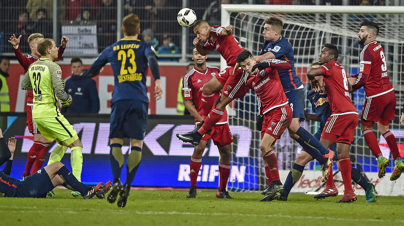 Mit vollem Körpereinsatz: Tisserand und Ingolstadt verteidigen gegen Leipzig © Getty Images