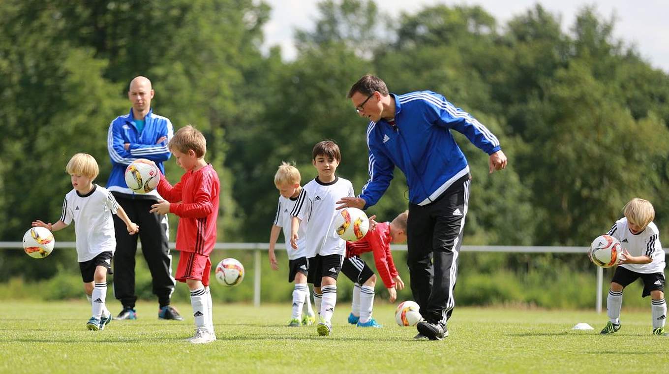 Wie man eine solche Spielstunde für Bambini gestaltet, vermittelt die Kurzschulung "Spielen und Bewegen mit Bambini" © Wilms