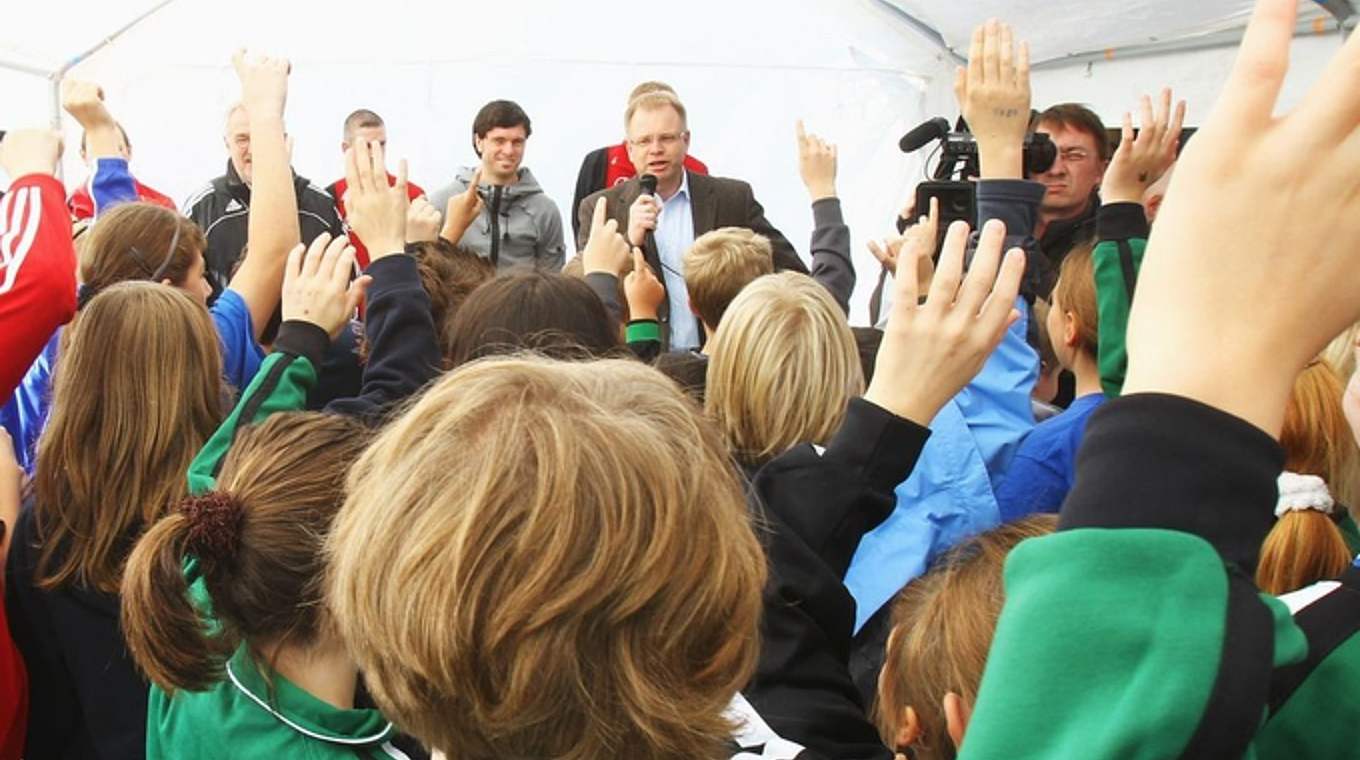 Die Kinder ganz gezielt ansprechen. Dann haben Sie deren volle Aufmerksamkeit © DFB