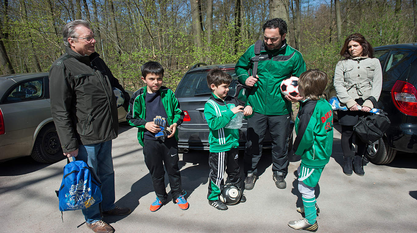 Können die Trainer bei der Arbeit mit den Kindern unterstützen: die Eltern © DFB