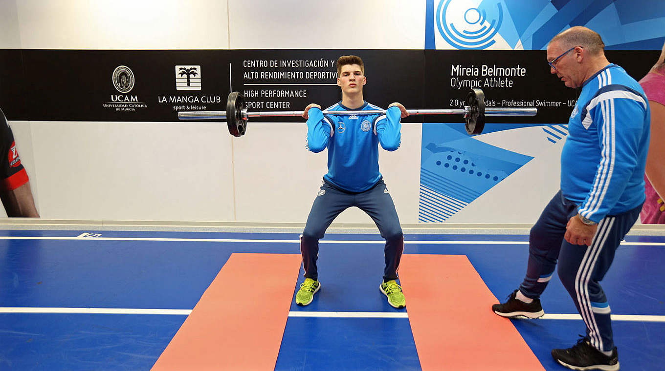 Schulung spezifischer Kraftfähigkeiten für Fußballer: Das Langhanteltraining © DFB