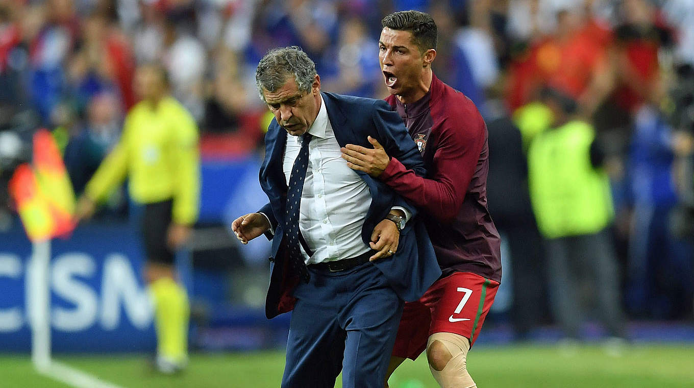 Finale EM 2016: Ronaldo als 'Co-Trainer' an der Seitenlinie © 2016 Getty Images