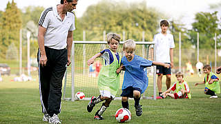 Der Ball muss dabei sein: Die jüngsten Kicker üben gern spielerisch, den Trainer freut's © 