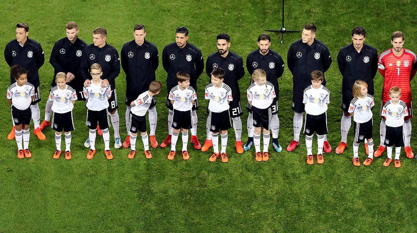 Hand in Hand mit den Profis ins Stadion: Der DFB bietet tolle Möglichkeiten an © 2017 Getty Images