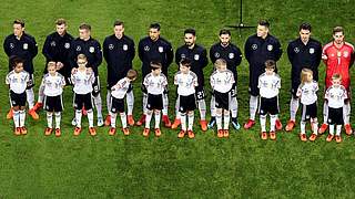 Hand in Hand mit den Profis ins Stadion: Der DFB bietet tolle Möglichkeiten an © 2017 Getty Images