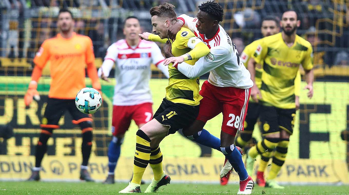 ... beim 2:0-Sieg über den HSV freuen! © 2018 Getty Images