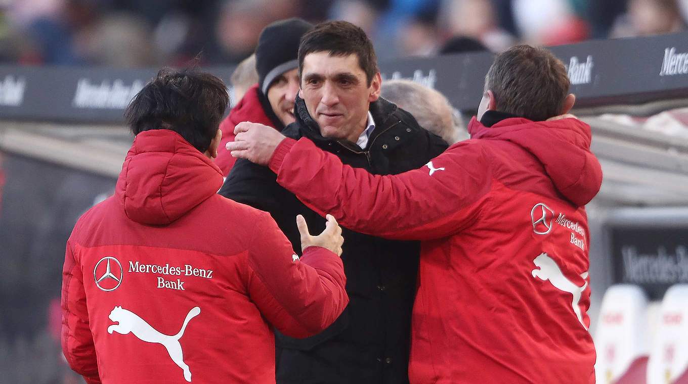 Trainer Tayfun Korkut (mitte) feierte den dritten 1:0-Erfolg in Serie. © 2018 Getty Images