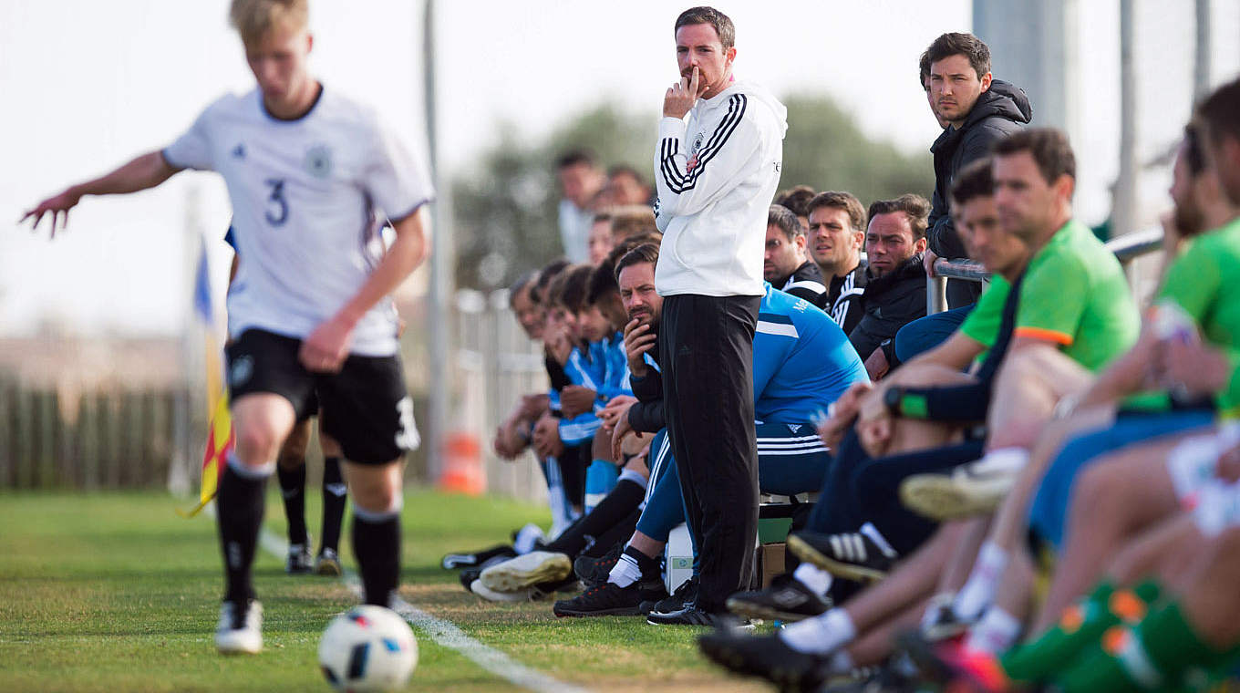 'Tüftelt' an der perfekten Angriffsstrategie seiner U 19: DFB-Trainer Meikel Schönweitz © 2016 Getty Images