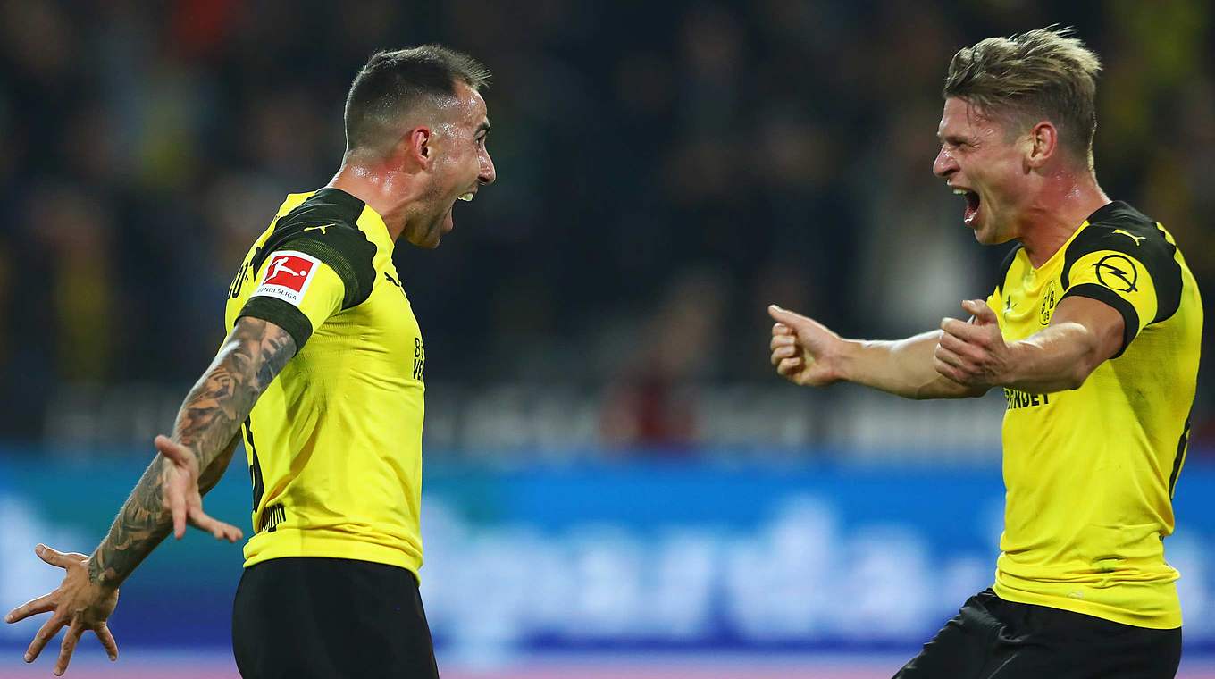 Paco Alcacer (li.) freut sich nach seiner Einwechslung über sein erstes Bundesliga-Tor © 2018 Getty Images