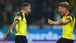 Paco Alcacer (li.) freut sich nach seiner Einwechslung über sein erstes Bundesliga-Tor © 2018 Getty Images