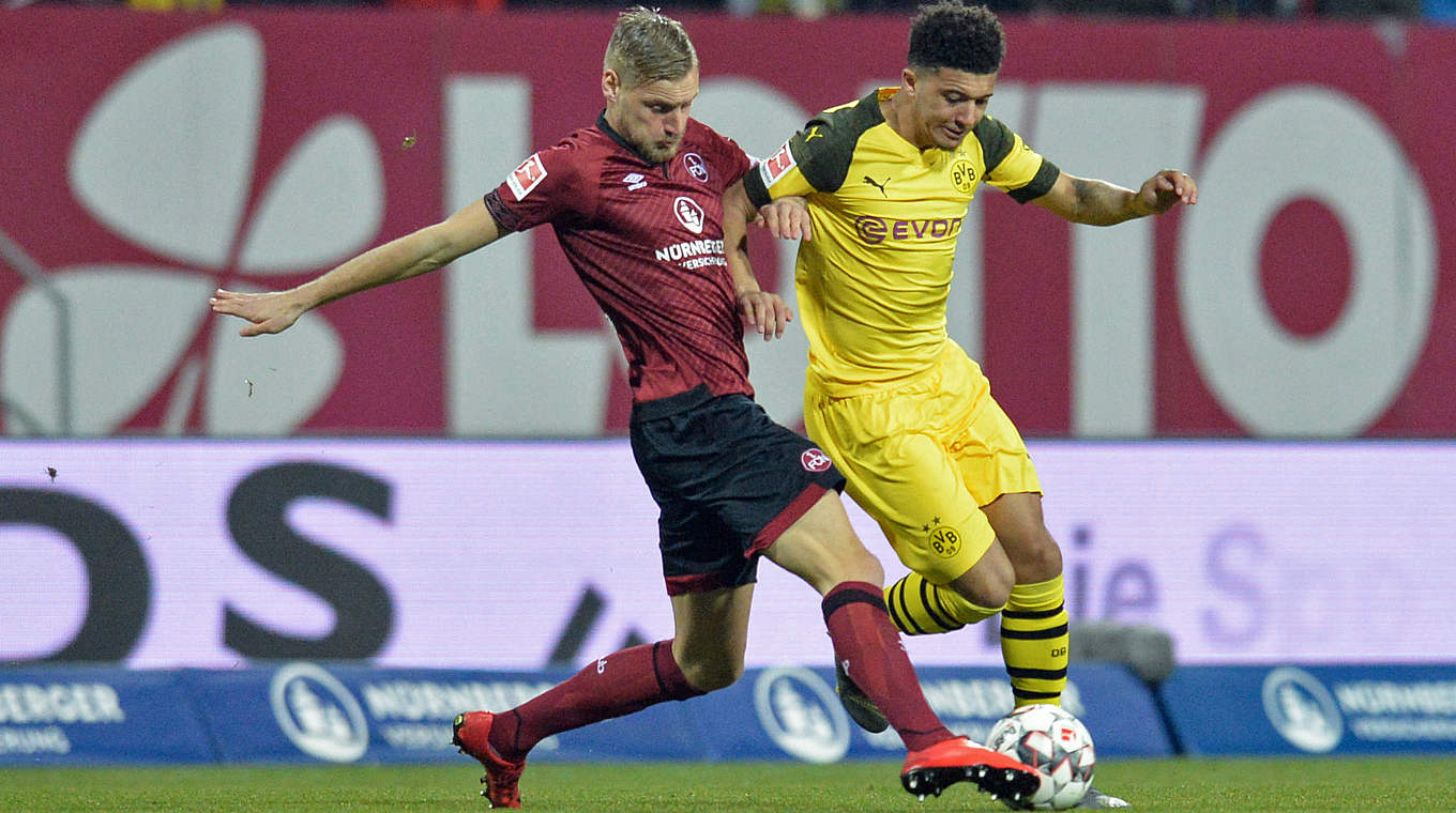 Rigoros: Hanno Behrens stoppt Jadon Sancho. © Getty-Images