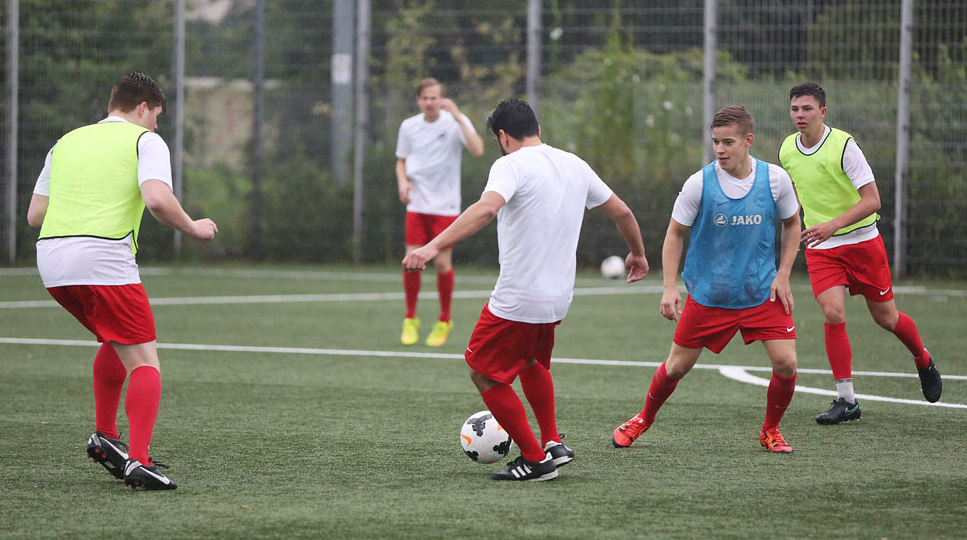 Profi-Trainingsformen auch für Kreisliga-Trainer attraktiv: "Training & Service" gibt Tipps © DFB