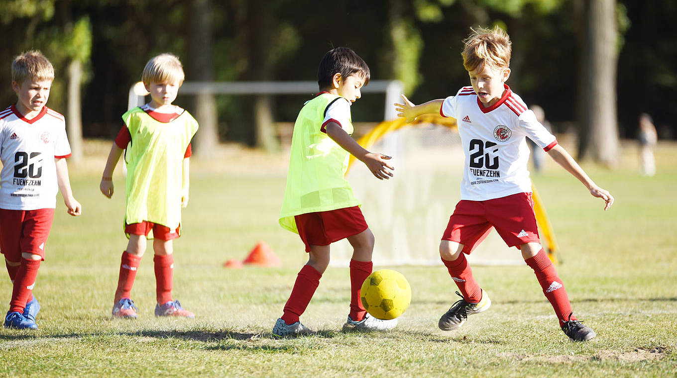 Spielstunde mit Kindern: Ein hoher Spiel-, Bewegungs- und Erlebniswert ist wichtig © DFB