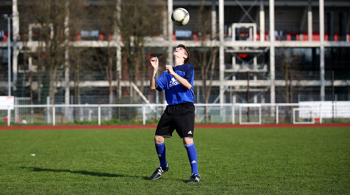 Stehe locker auf den Füßen und spiele den Ball nicht zu hoch. © Stehe locker auf den Füßen und spiele den Ball nicht zu hoch.