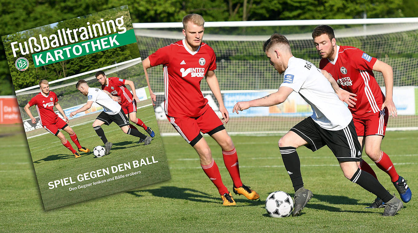 Spiel gegen den Ball: Die 'Fußballtraining Kartothek' liefert 50 Spielformen © 