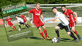 Spiel gegen den Ball: Die 'Fußballtraining Kartothek' liefert 50 Spielformen © 