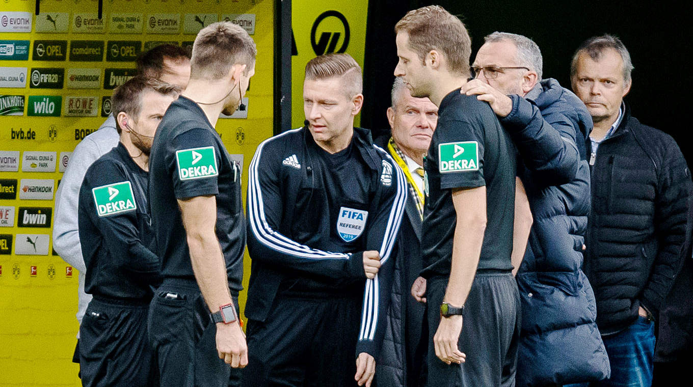 Schiedsrichter Tobias Welz (Bildmitte) musste am Wochenende verletzt vom Platz. © imago images/Kirchner-Media