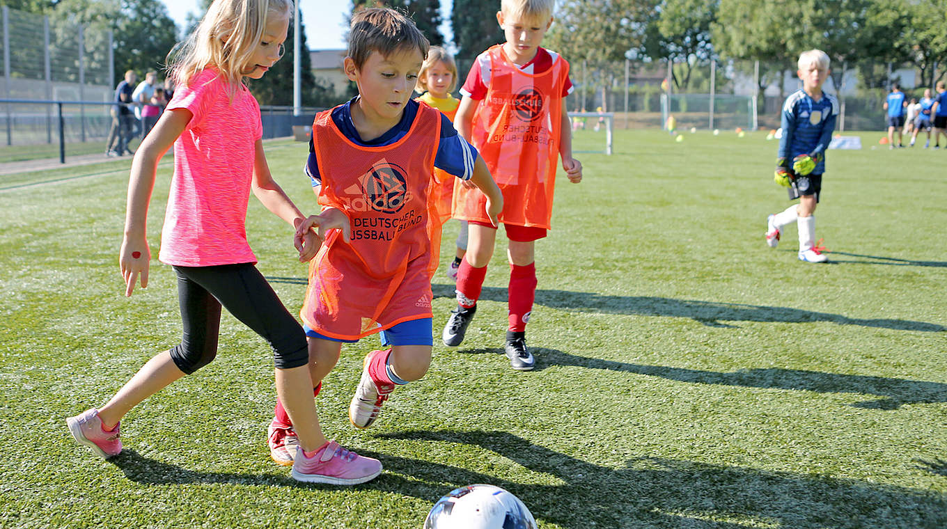 Spielfreie Zeit? Nicht mit einer Fußball-Ferienfreizeit. © DFB