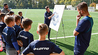 Bei einem Workshop für Kindertrainer: Die Coaches vermitteln ein Kreativitätsspiel © Conny Kurth