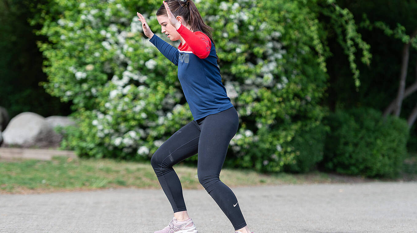 Wie fit die DFB-Frauen: Training in der Koordinationsleiter.  © ©IMAGO/Eibner 2020