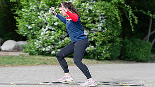 Wie fit die DFB-Frauen: Training in der Koordinationsleiter.  © ©IMAGO/Eibner 2020