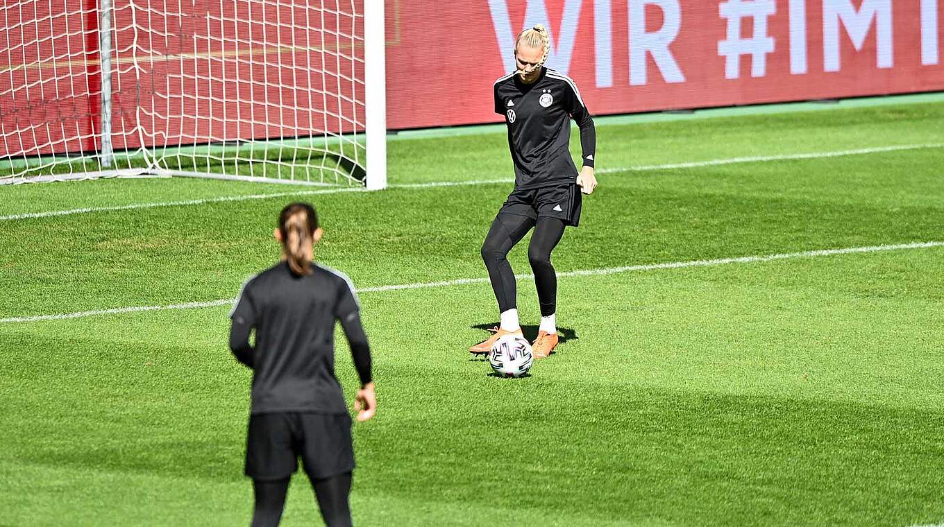 Merle Frohms und Laura Benkarth beim Passtraining. © IMAGO