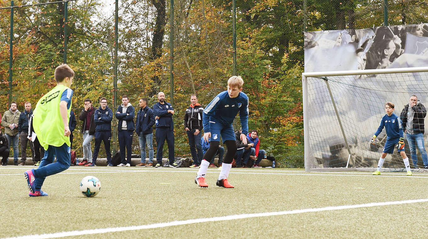 Kinder sollten im Training möglichst häufig zum offensiven 1 gegen 1 motiviert werden. © Conny Kurth