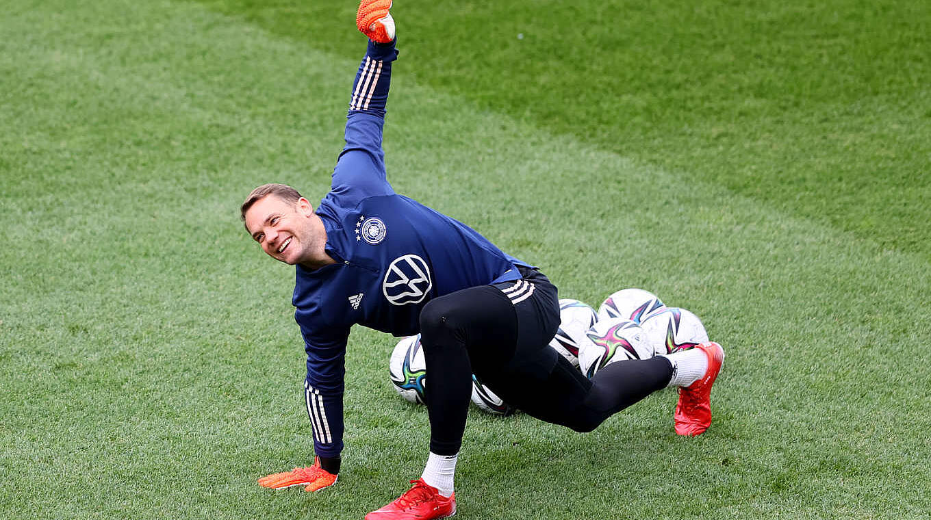 Mobilisationsübungen vor dem Spiel: Deutschlands Nationaltorwart Manuel Neuer © gettyimages