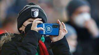 Das Handy als ständiger Begleiter kann negative Auswirkungen auf Team-Abläufe haben. © getty images