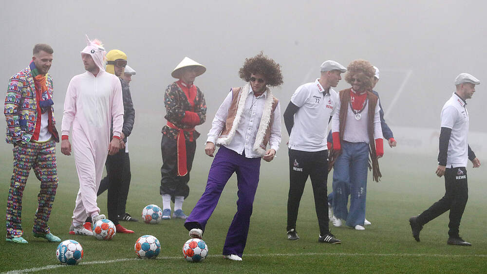 Tradition beim 1. FC Köln: Training in ganz besonderen Outfits ©