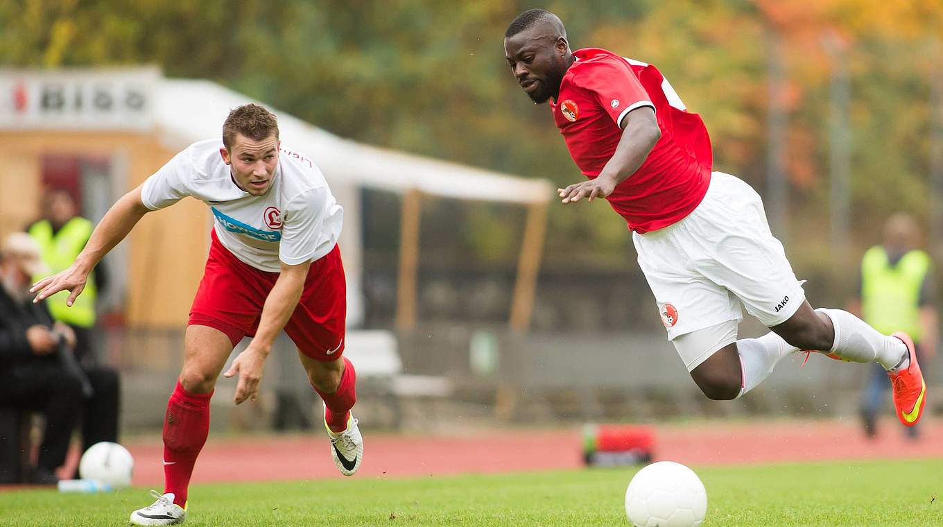 Nur weil ein Spieler hinfällt, muss noch lange kein Foulspiel vorliegen. © imago