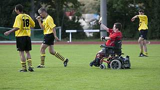 Souveräne Leitung: Frank Reinel hat auf dem Spielfeld alles im Griff. © altro