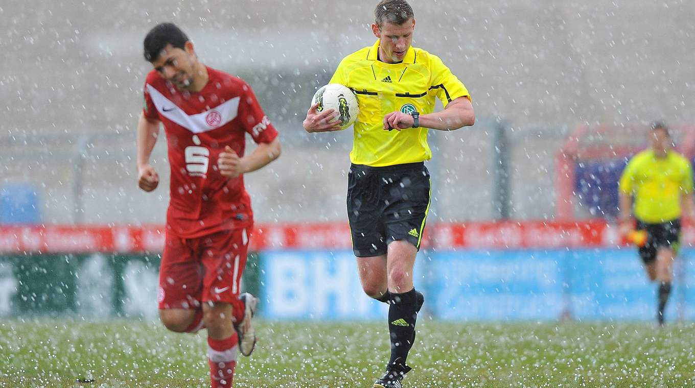 Bei schlechtem Wetter kann der Schiedsrichter ein Spiel abbrechen. © imago