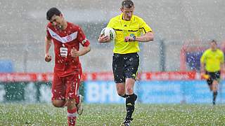 Bei schlechtem Wetter kann der Schiedsrichter ein Spiel abbrechen. © imago