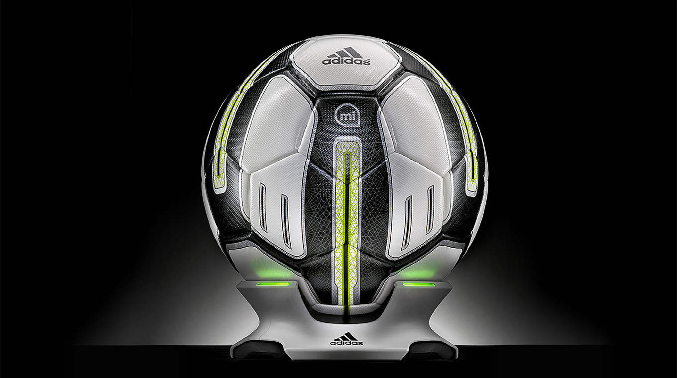 Futuristisch von außen und von innen: Der miCoach adidas Smart Ball © adidas