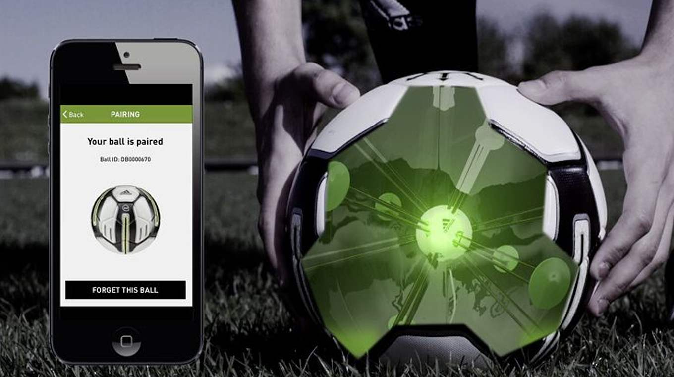 Mit Chip und App Modernes Torschusstraining mit dem adidas Smart Ball U 12 bis U 15 Spieler in Training und Service Fussball