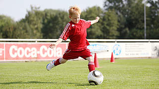 Torschusstraining begeistert junge und erfahrene Fußballer gleichermaßen! © Schwarten