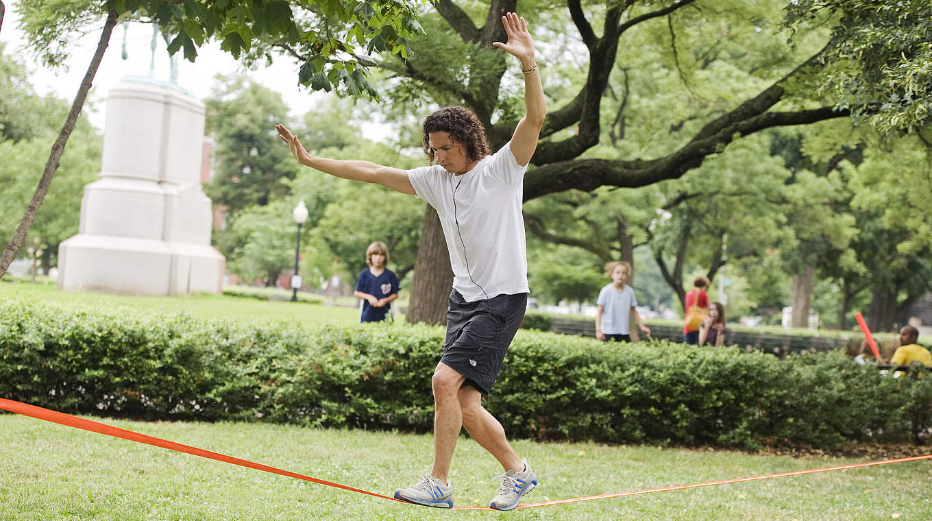 Das Laufen auf der Slackline erfordert Gleichgewicht, Koordination und Konzentration. © © Roll Call Group