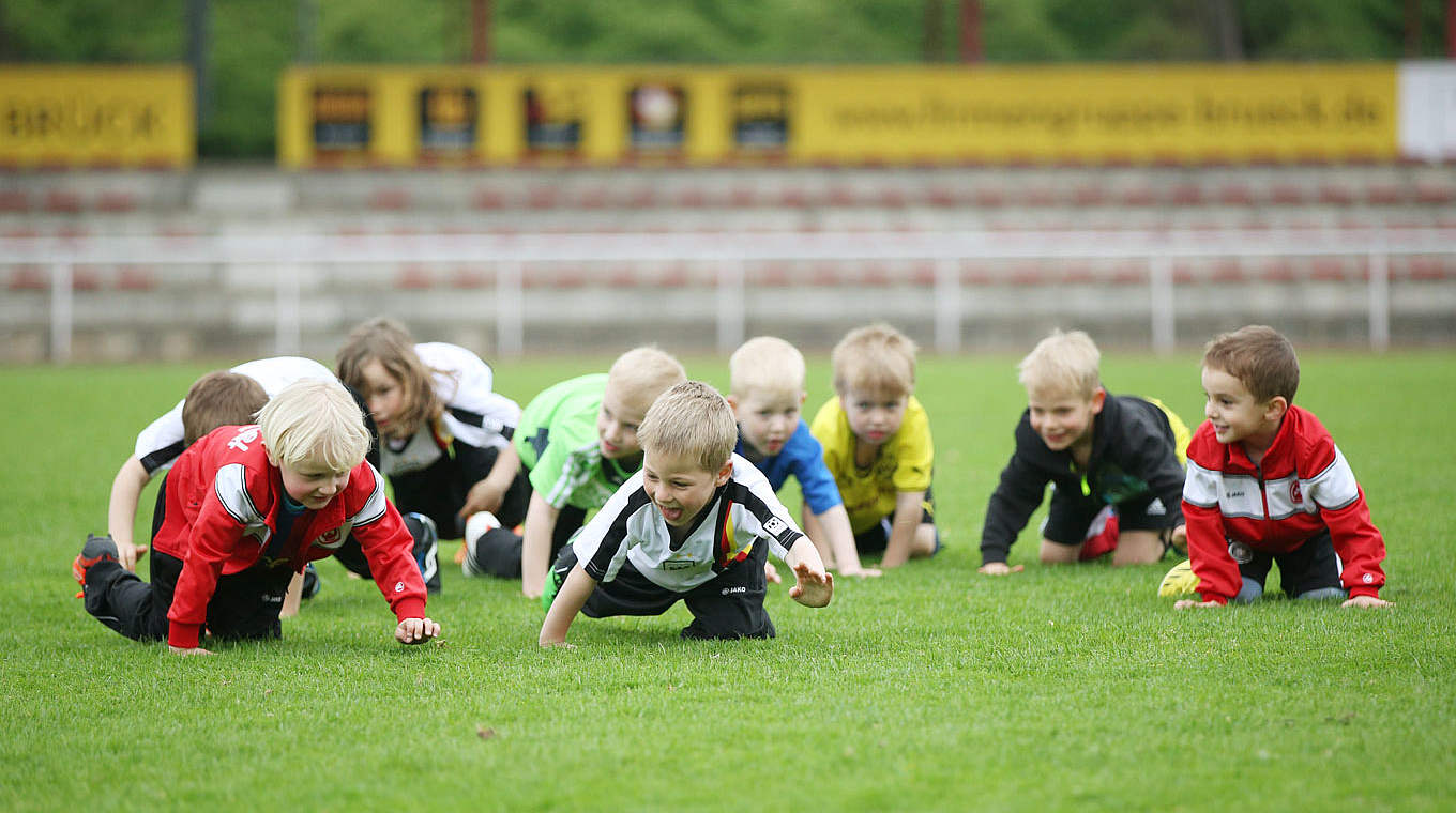 Schon mit kleinen Bewegungsaufgaben fordern Sie die Kinder heraus und bringen Spaß ins Training! © 