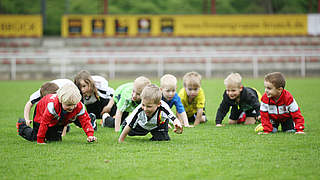 Schon mit kleinen Bewegungsaufgaben fordern Sie die Kinder heraus und bringen Spaß ins Training! © 